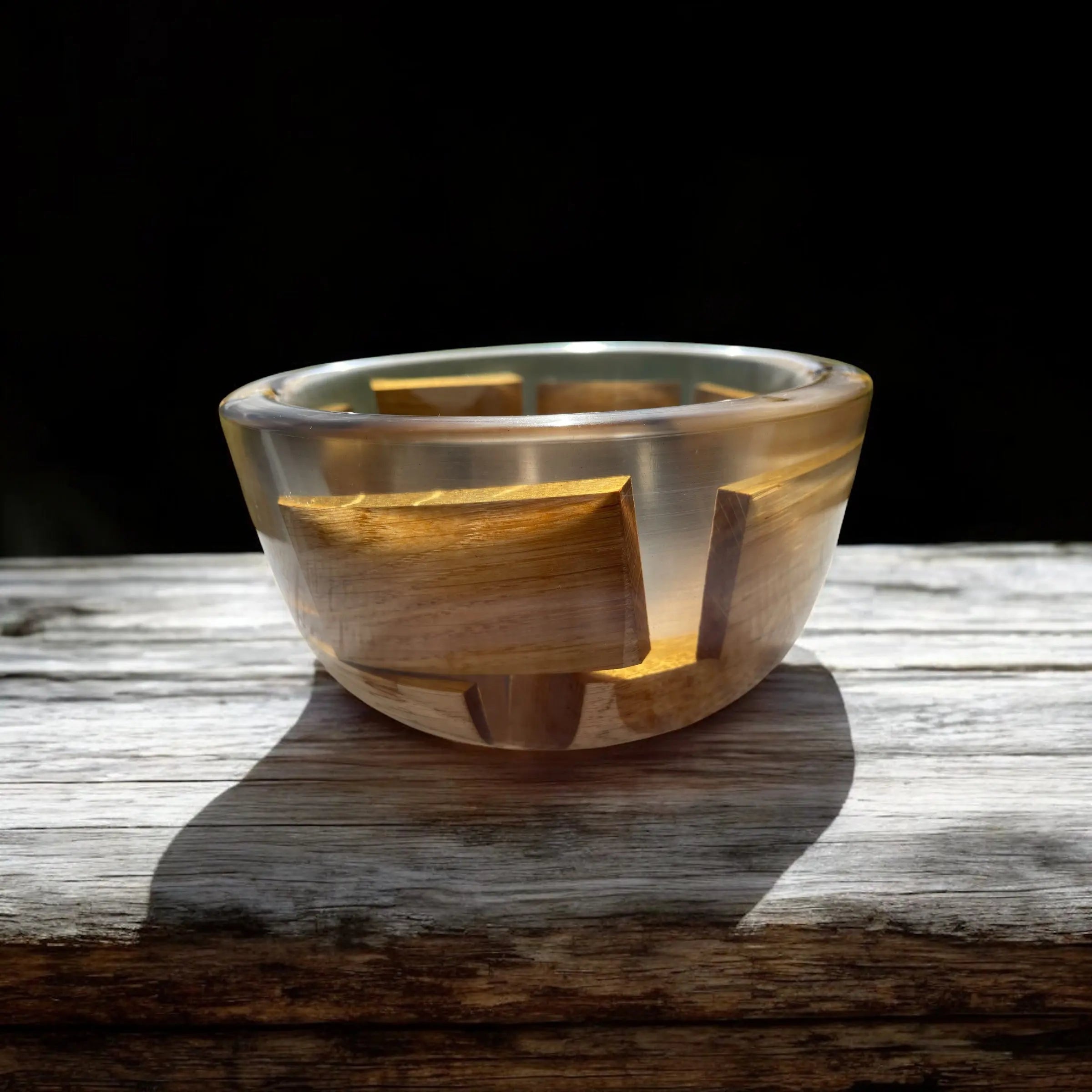 Håndlaget bolle i gjennomsiktig sort epoxy og eik – 18 cm Epoxy-Crafts