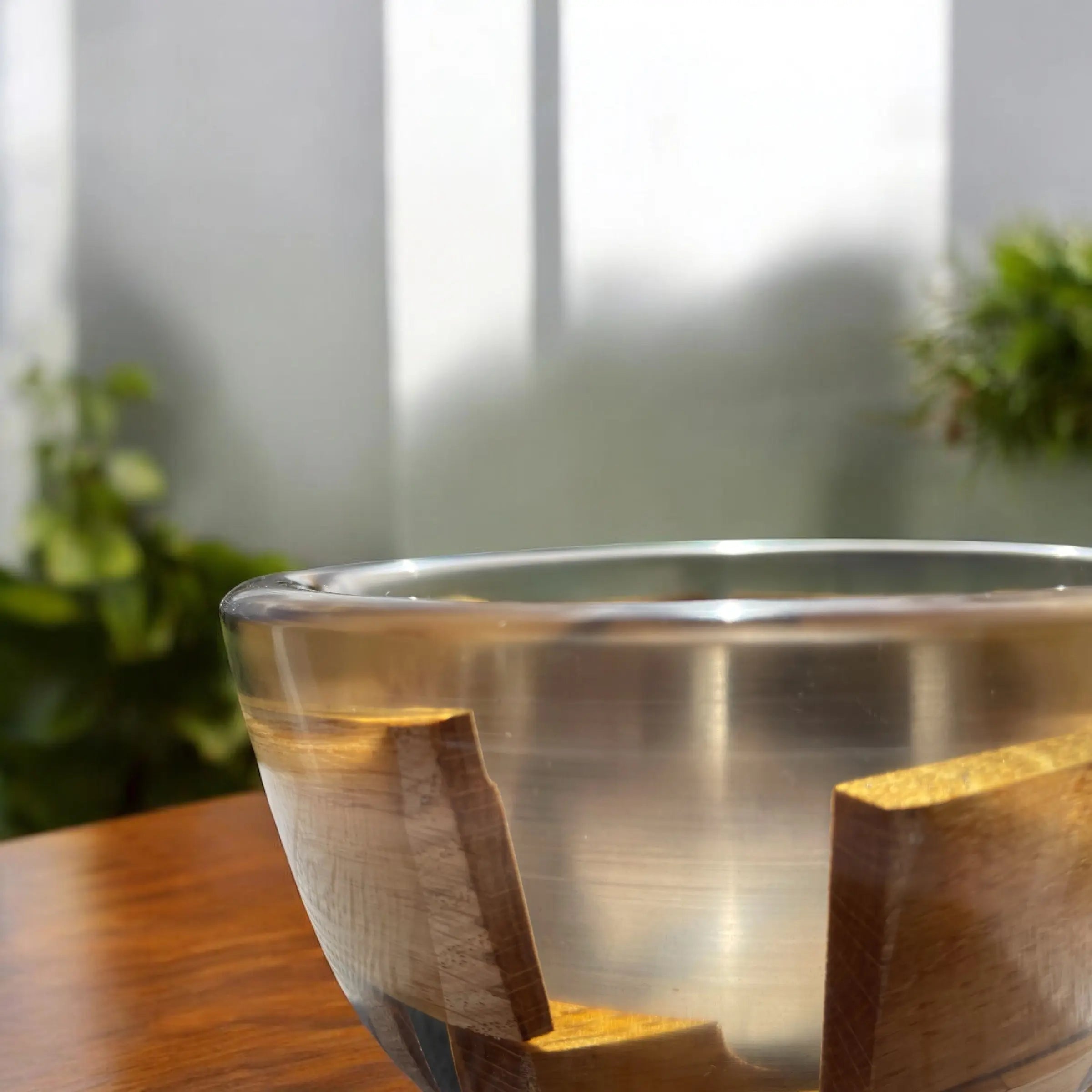 Håndlaget bolle i gjennomsiktig sort epoxy og eik – 18 cm Epoxy-Crafts