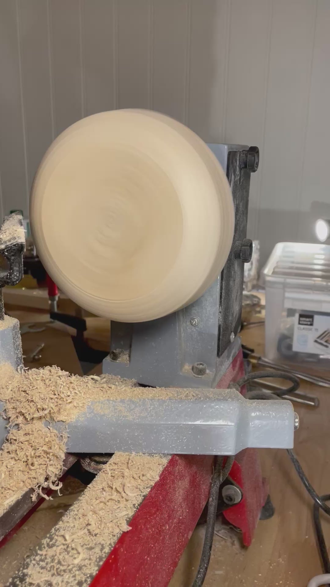 🪵 Hånddreid Bolle i Naturlig Tre – Ø 17 cm