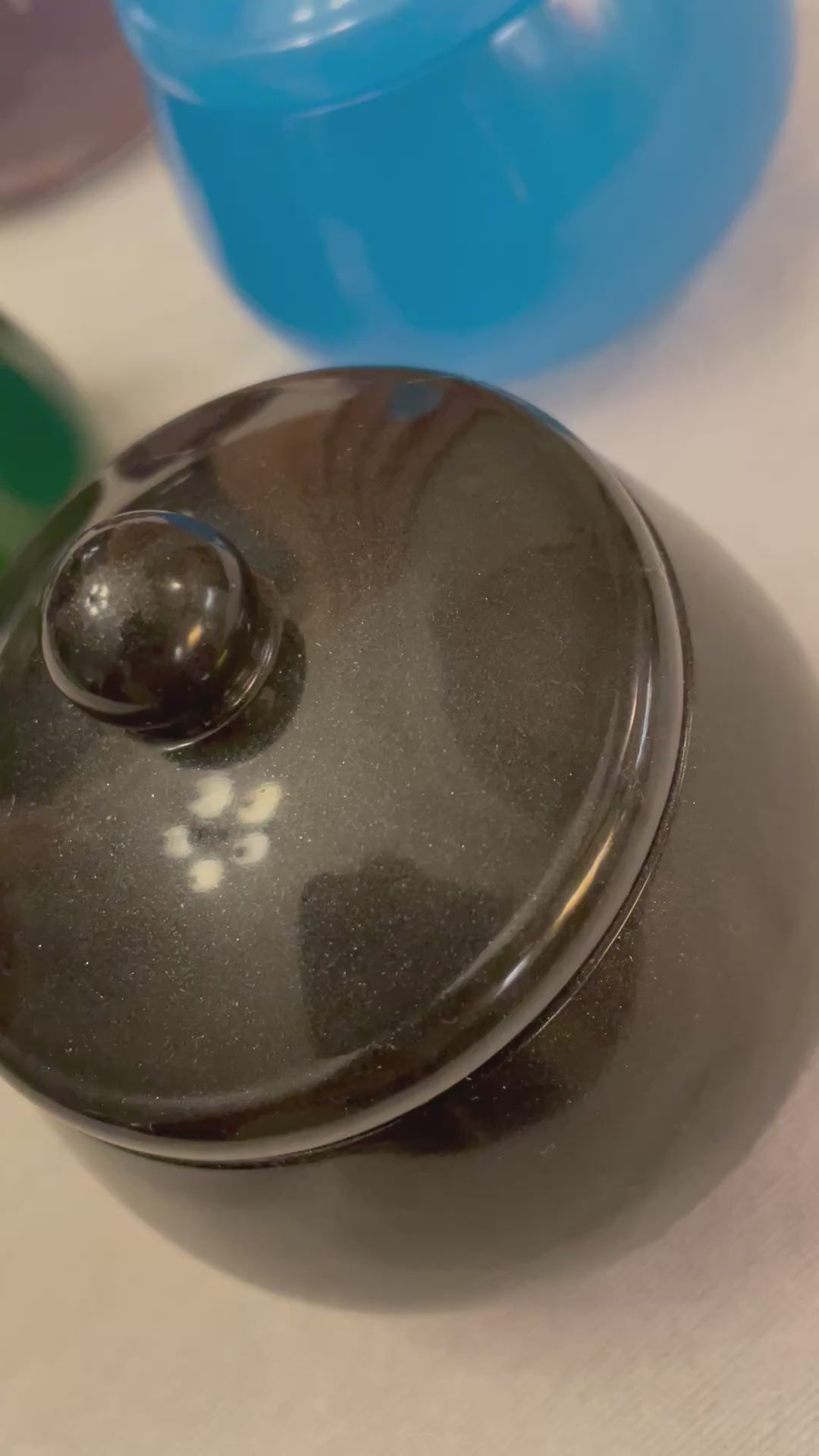 Petit pot en époxy fait main avec couvercle